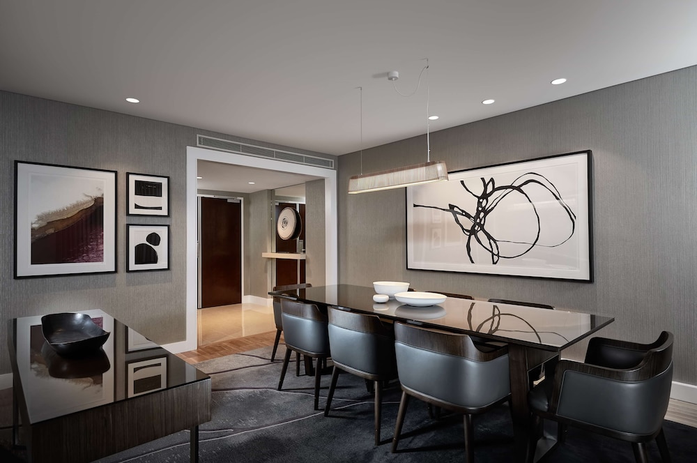 Suite, 1 King Bed (Master Suite, Executive Lounge Access) thumbnail 5