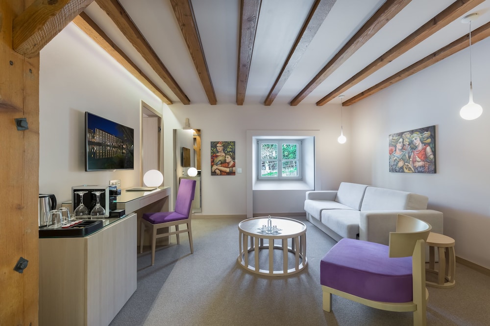 Suite, City View