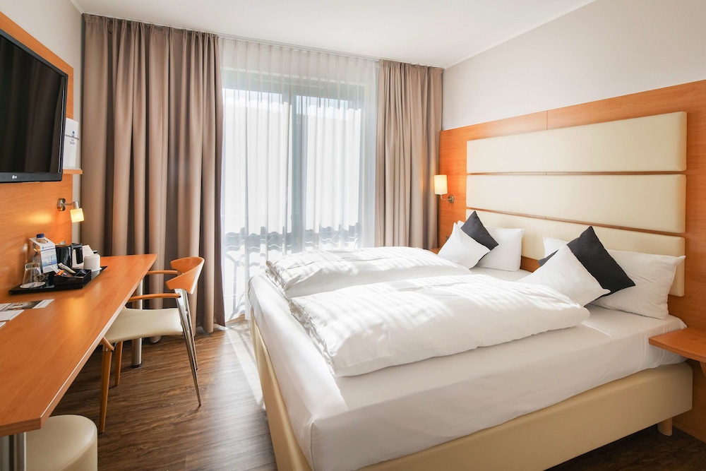 Standard Room, 1 Queen Bed photo 2