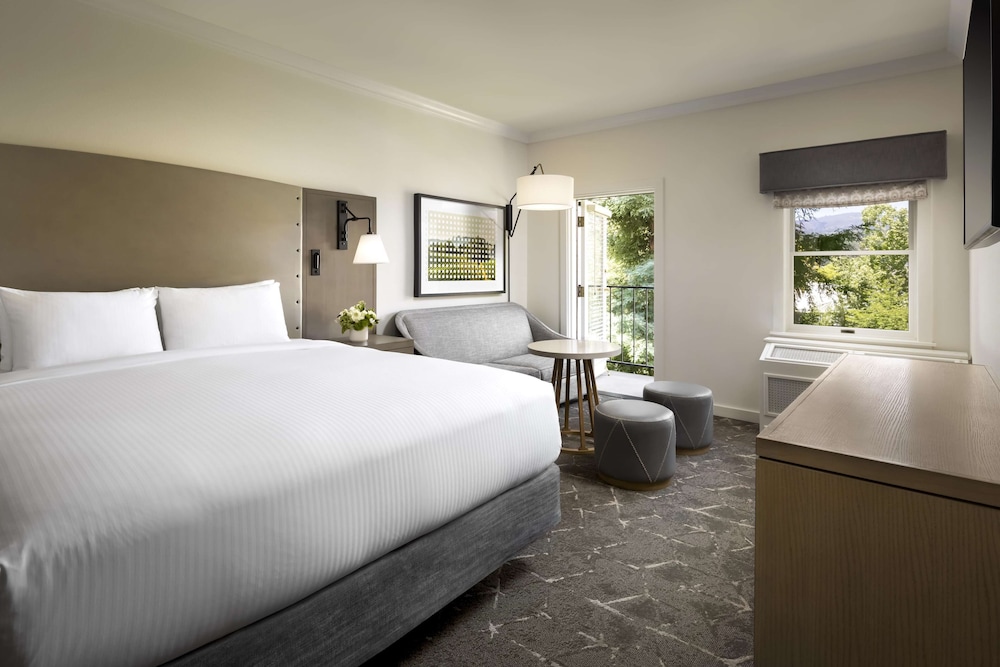 Deluxe Room, 1 King Bed (Hearing and Mobility Accessible)