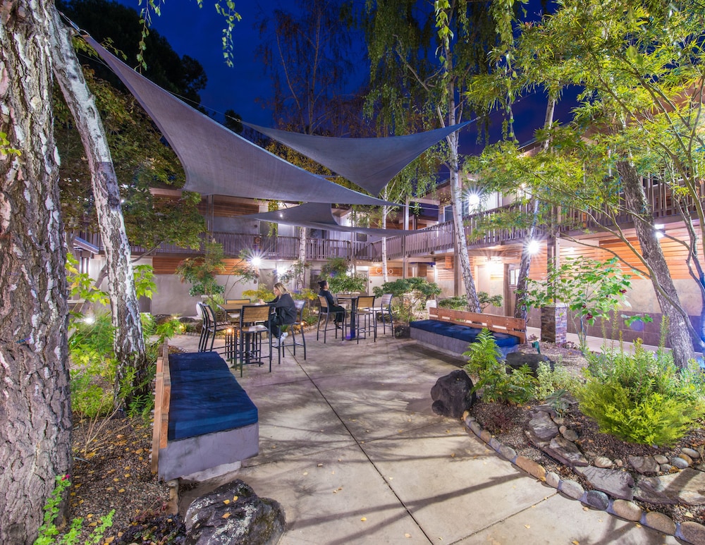Standard Room, 1 King Bed, Patio, Pool View - Photo 4