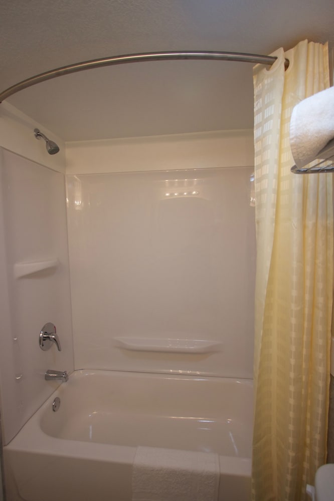 Standard Room, 1 King Bed (Exterior Corridor) - Photo 4