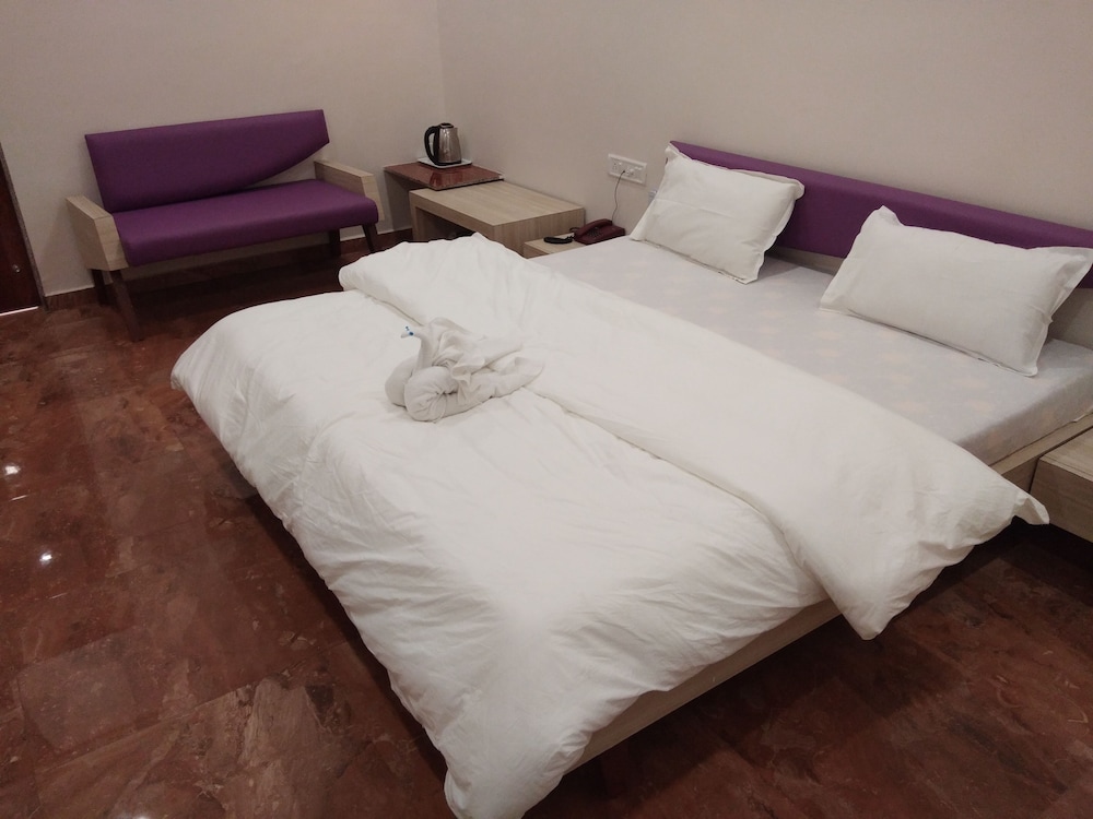 Deluxe Double Room (3 Beds Non Ac)