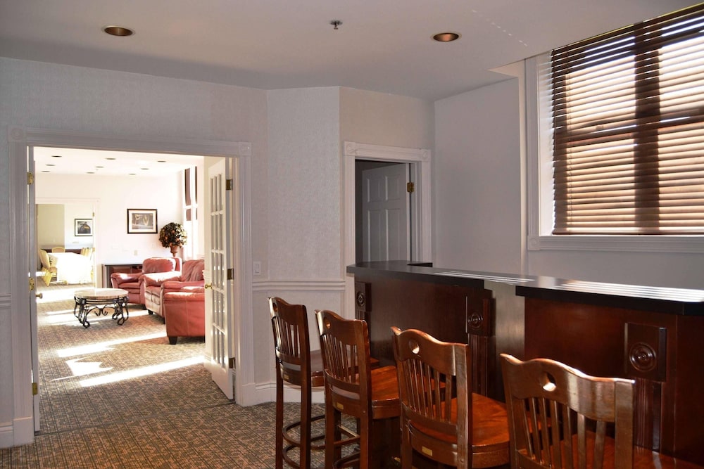 Studio Suite, 1 King Bed with Sofa bed, Non Smoking