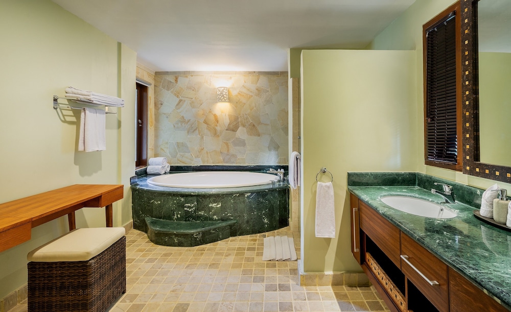 Deluxe Residence with Ocean View - Photo 2