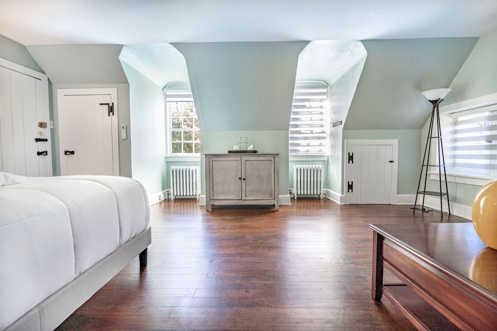 Colonial Room 5 photo 2