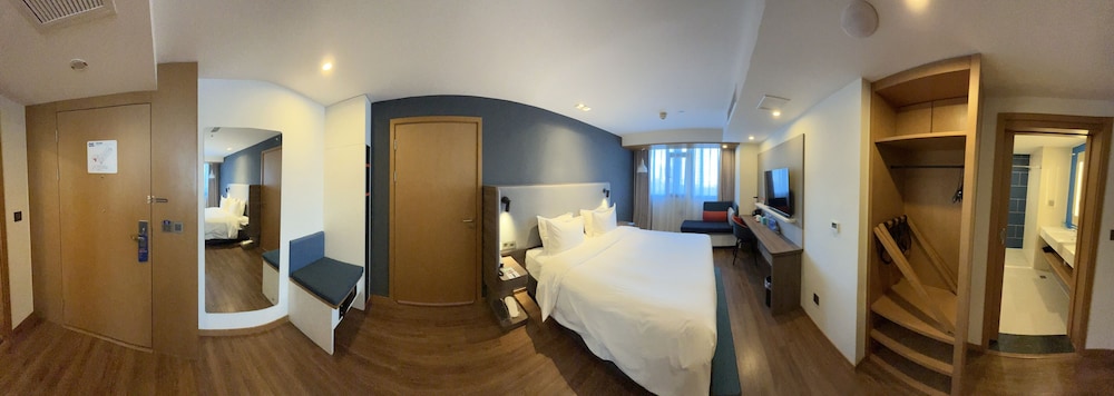 Room, 1 King Bed - Photo 3