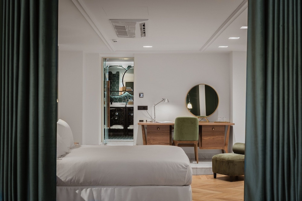 Suite - Photo 20