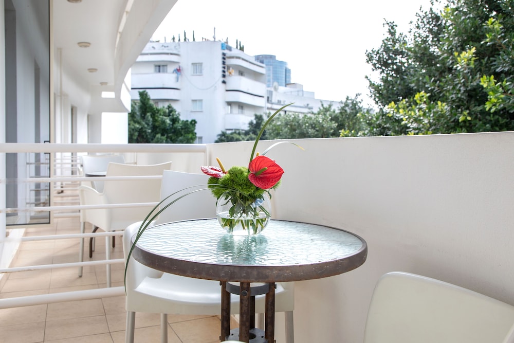 Room, Balcony - Photo 2