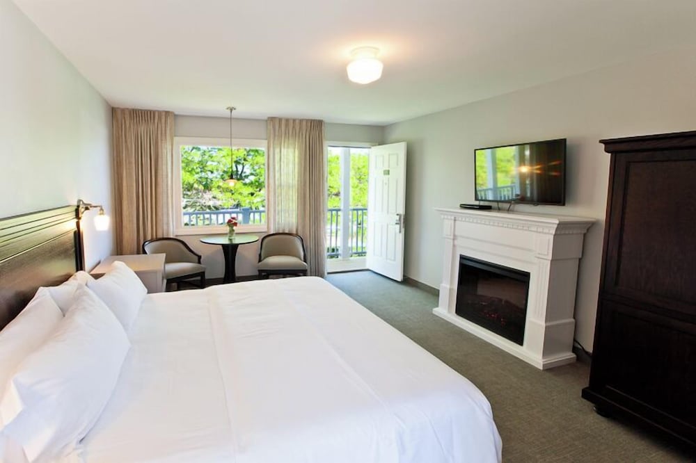 Premium Room, 1 King Bed, Fireplace, Pool View