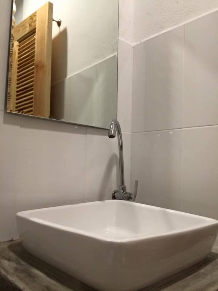 Standard Double Room - Photo 8