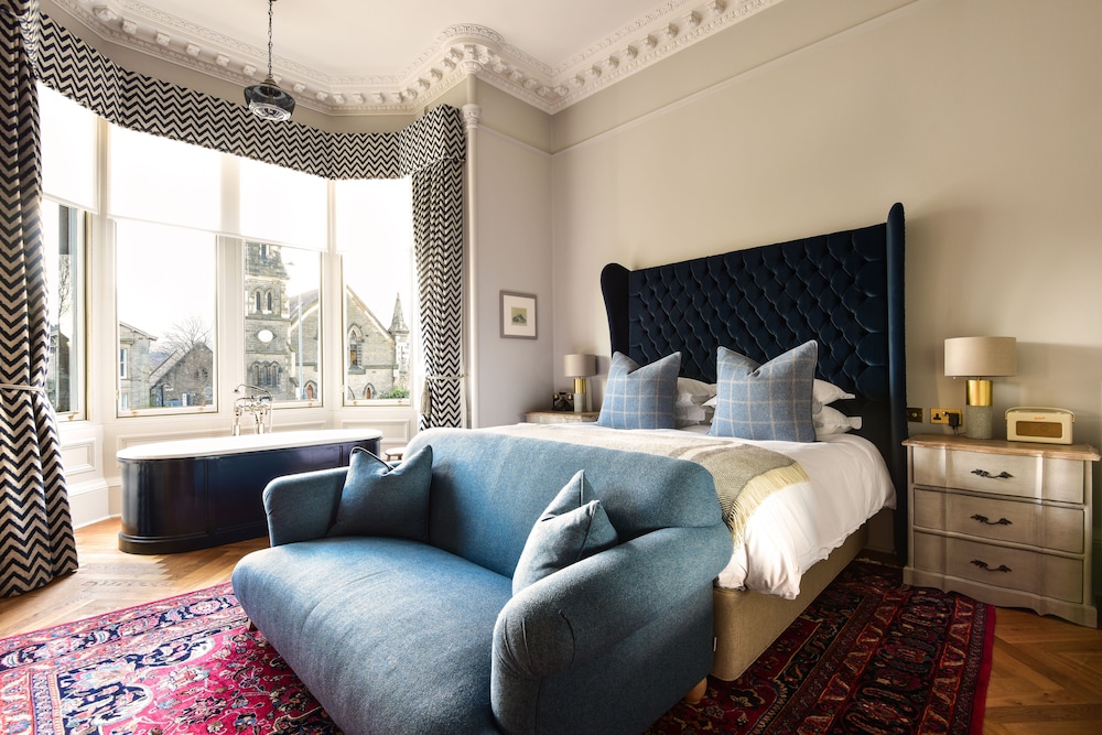 Roseate Junior Suite (located at 4 West Coates)