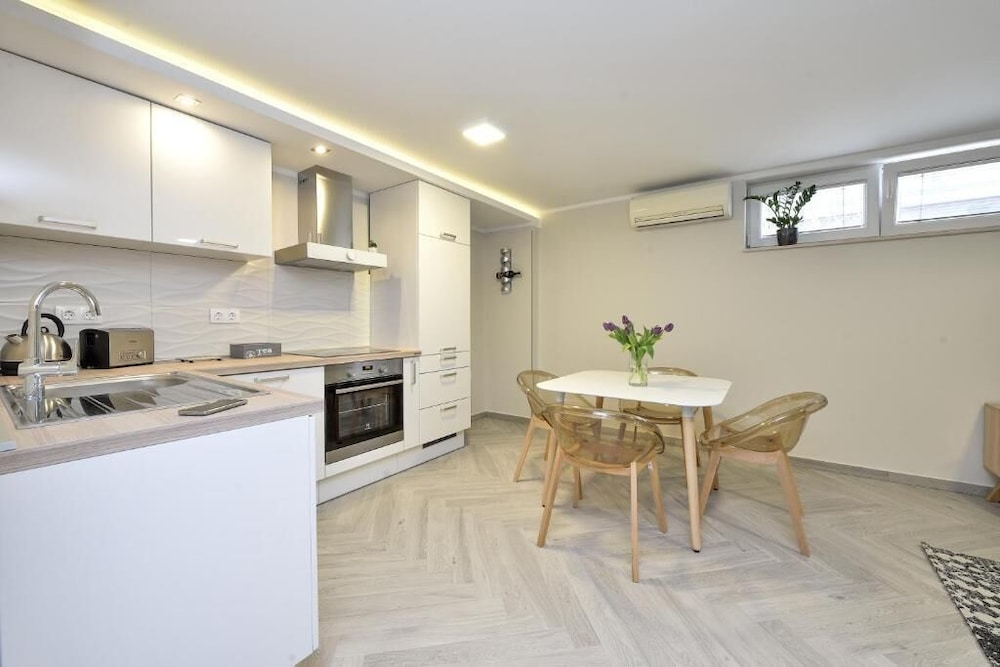 Standard Apartment, 1 Queen Bed with Sofa bed (Semi - Basement ) photo 2