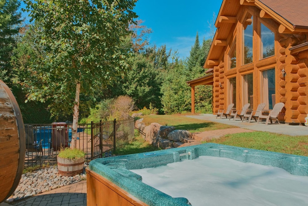 Executive Plus 52 - Beautiful Spacious log Home With Private hot tub Pool, Billede 8