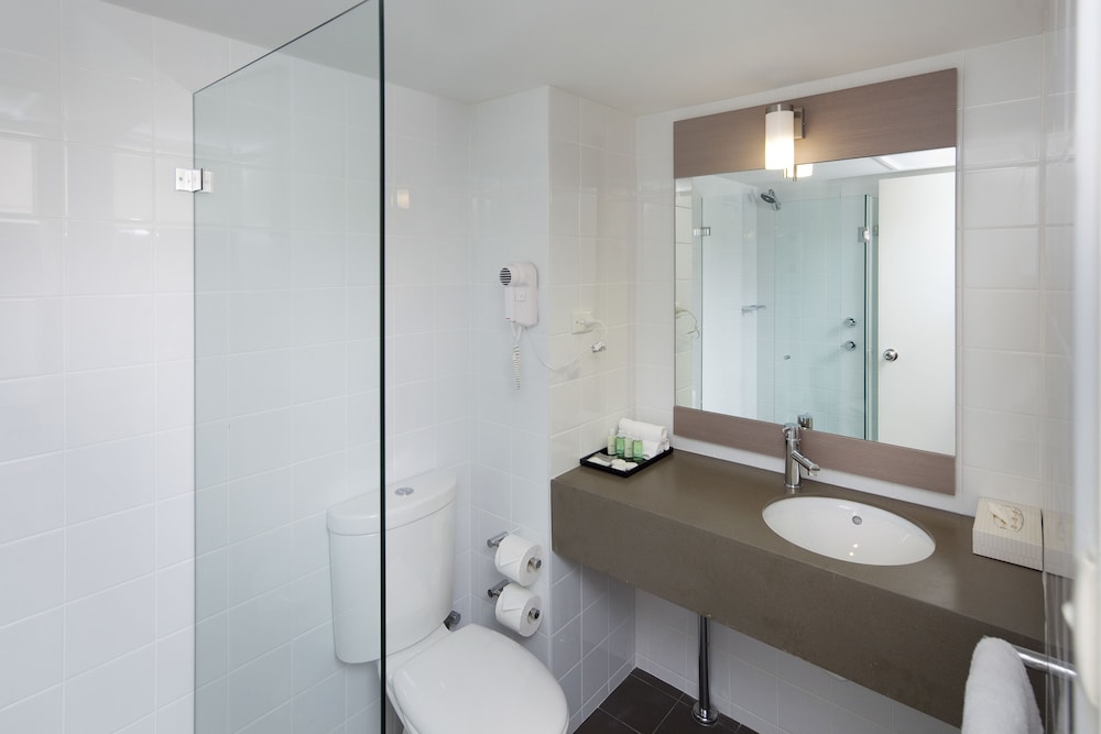 Standard Room, Multiple Beds thumbnail 5