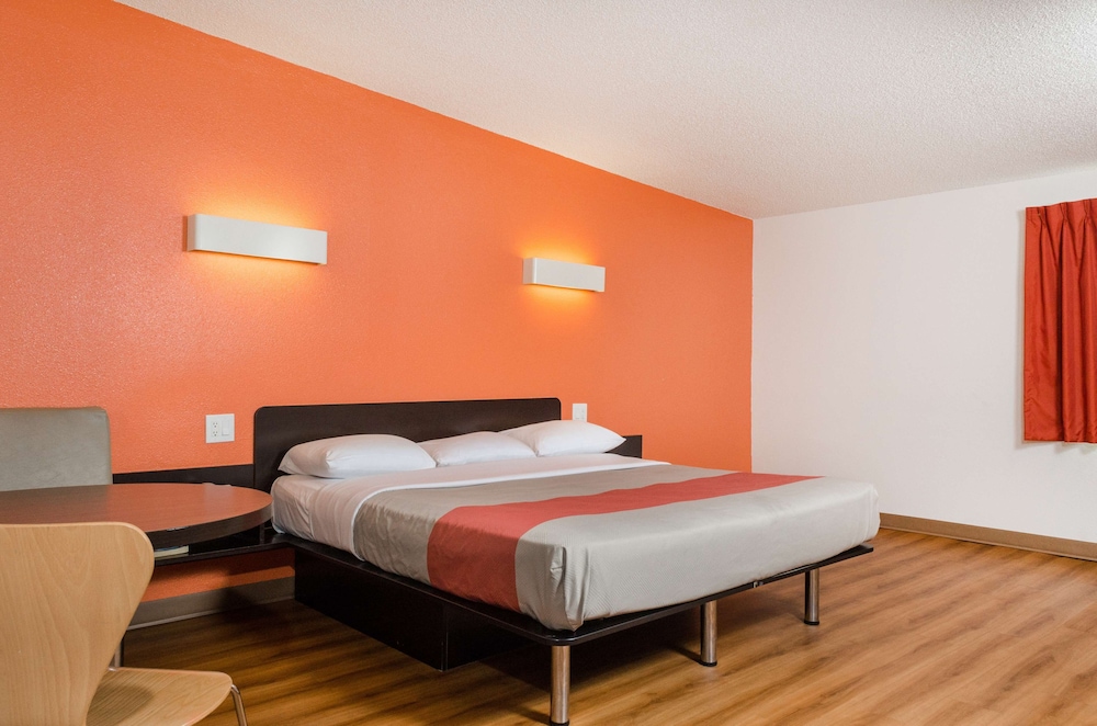 Standard Room, 1 King Bed, Non Smoking - Photo 3