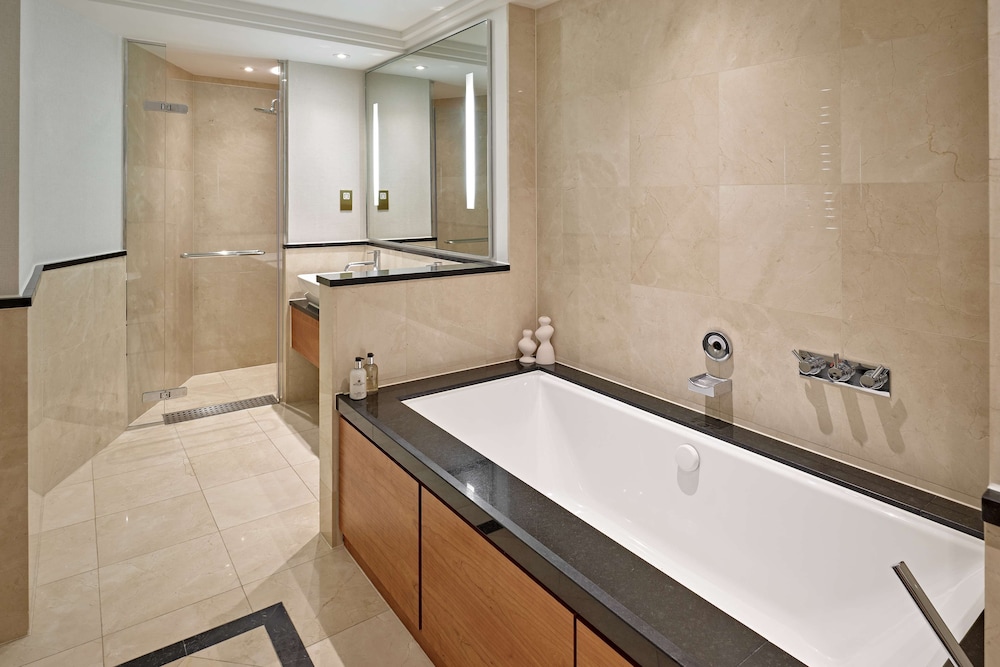 Luxury Suite, 1 King Bed, Business Lounge Access (Cosmopolitan) thumbnail 5
