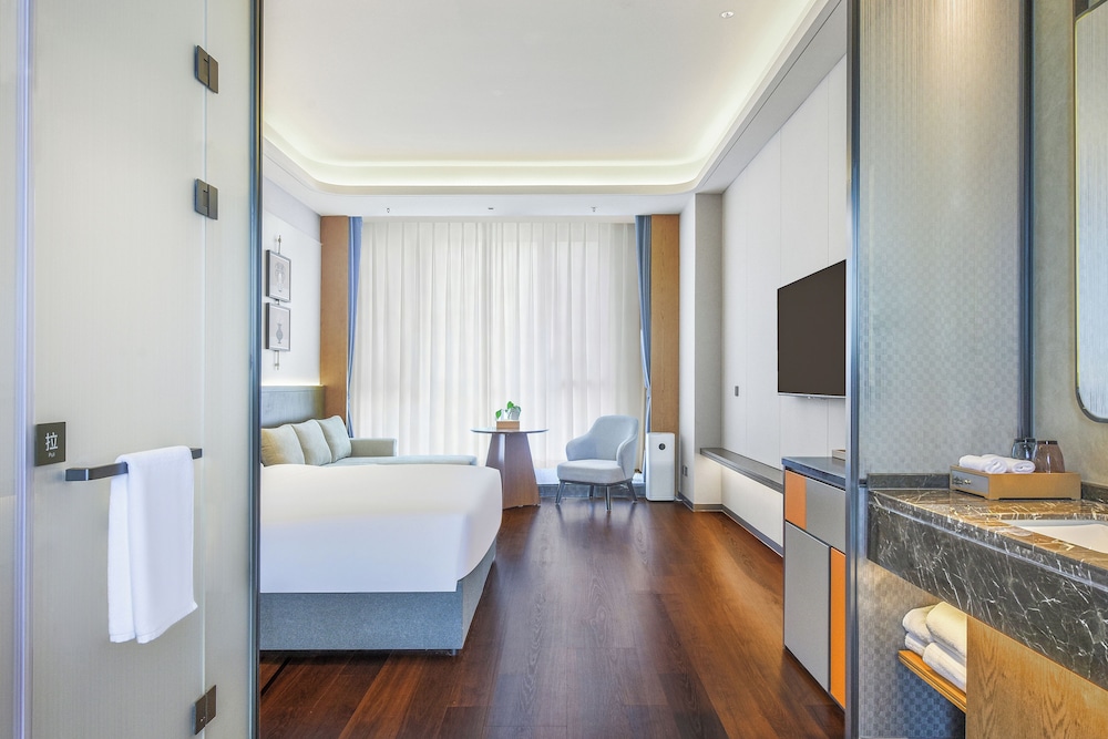 Superior Room, 1 King Bed photo 1