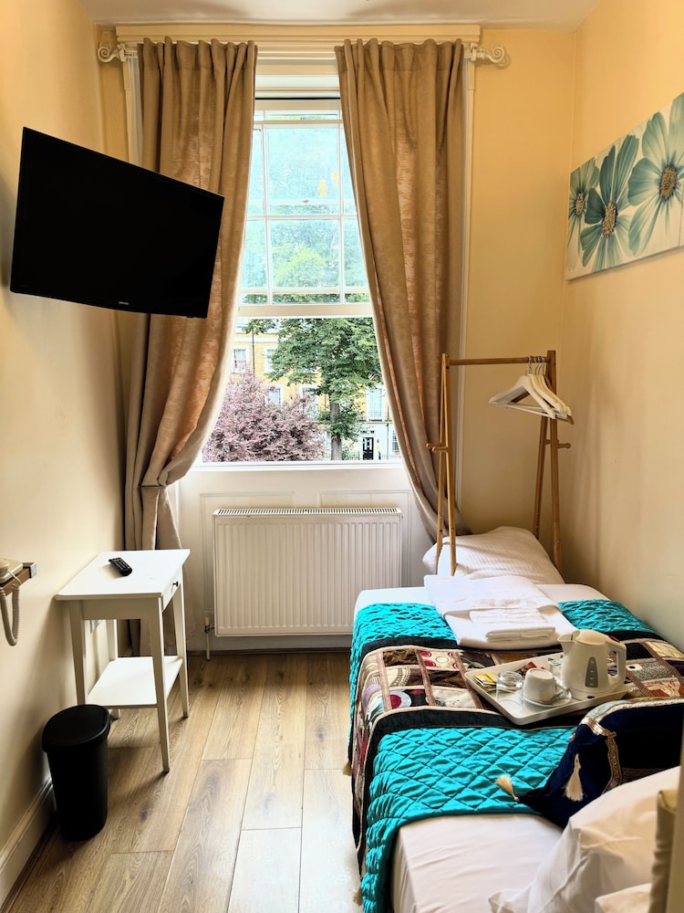Family Triple Room, Multiple Beds photo 3