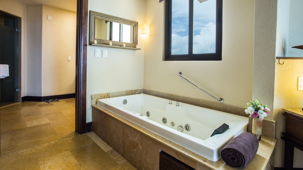Preferred Club Ocean Front Master Suite - Photo 2