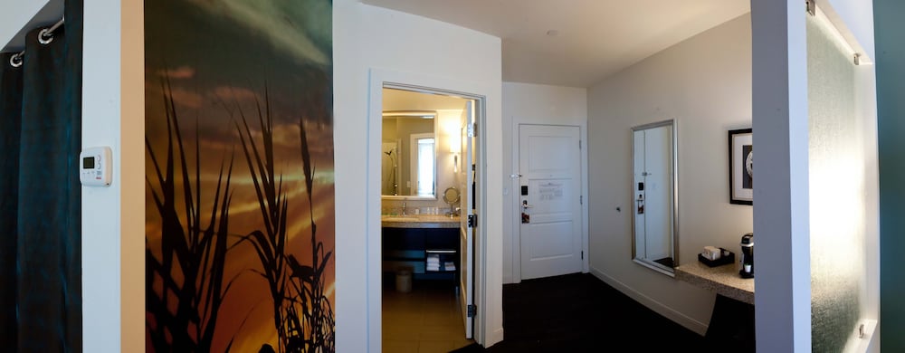 Premium Room, 1 King Bed - Photo 3