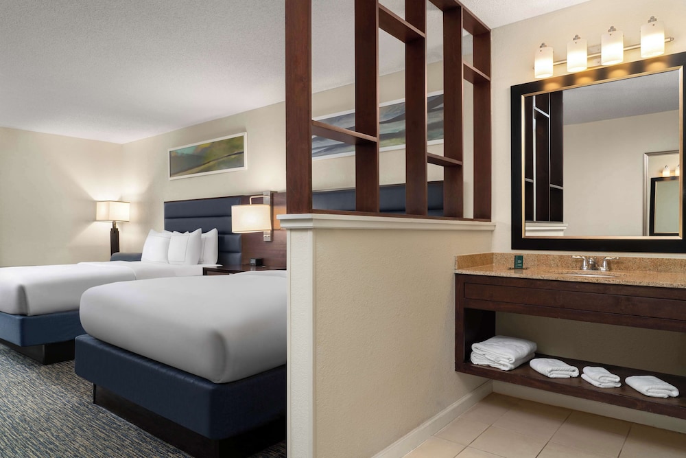 Room, 2 Queen Beds, Balcony (Hearing, Top Floor)