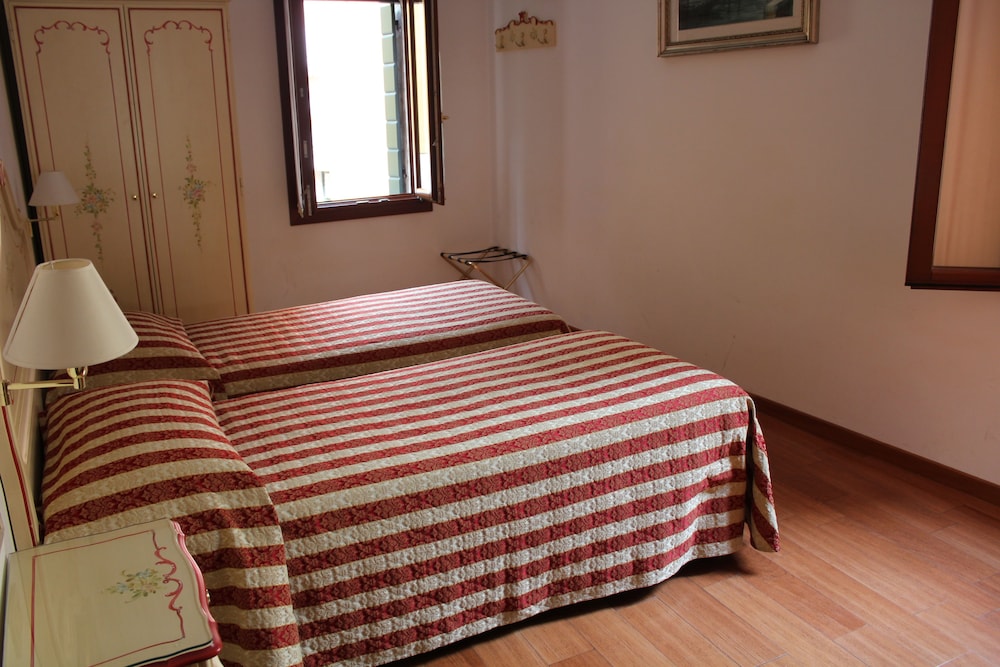 Double or Twin Room photo 3