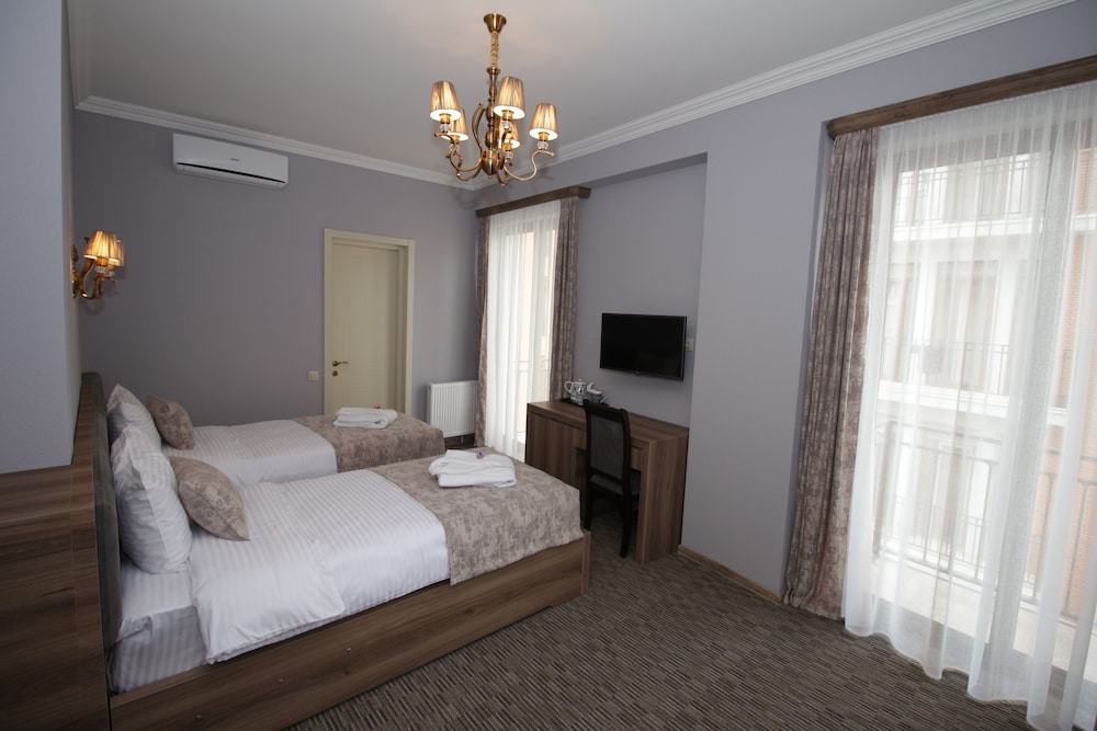 Superior Twin Room, Multiple Beds photo 2