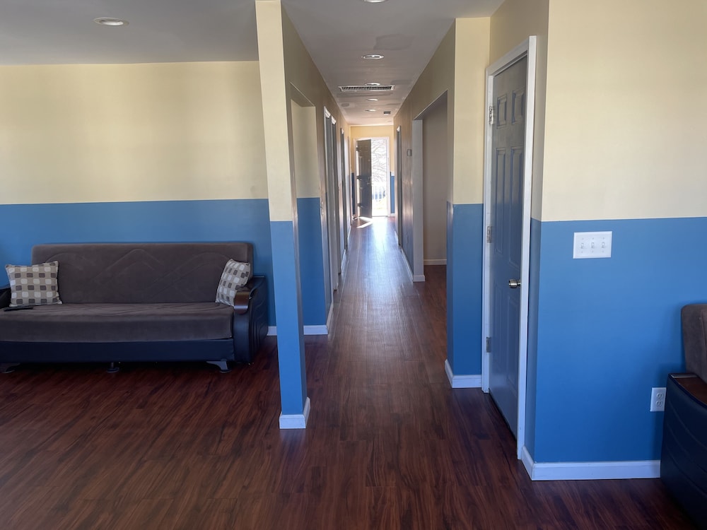 Newly Renovated 4 Bedroom Apartment - Photo 11