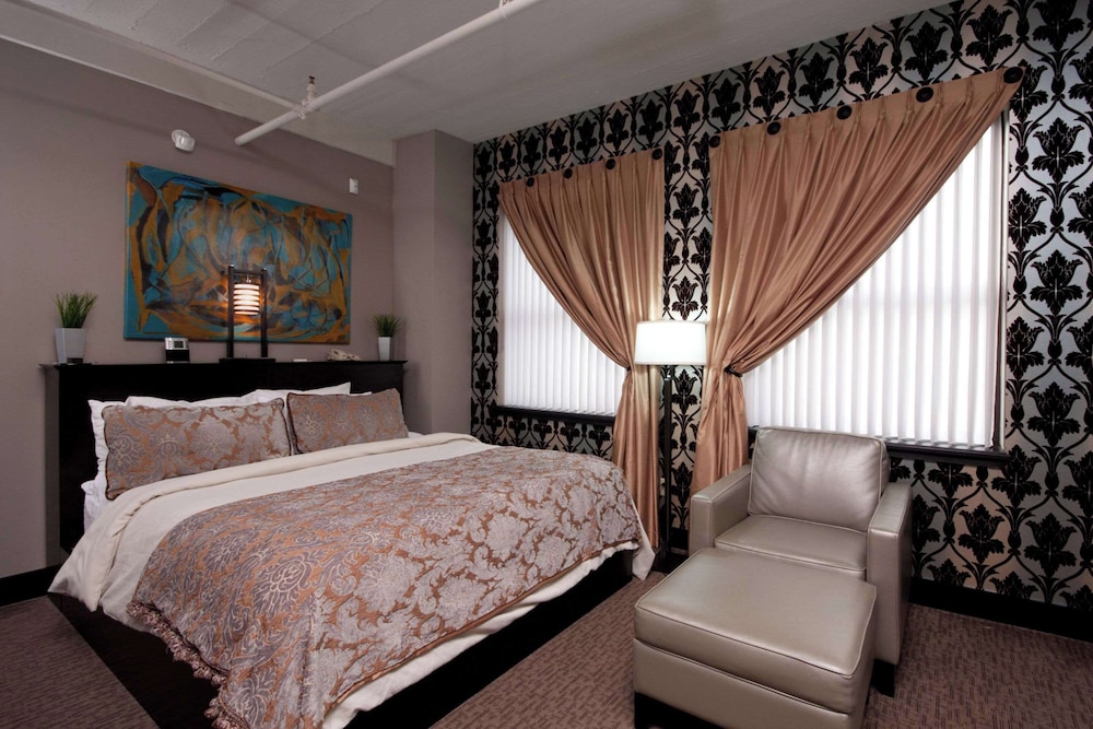 Standard Room, 1 King Bed, Fireplace photo 2
