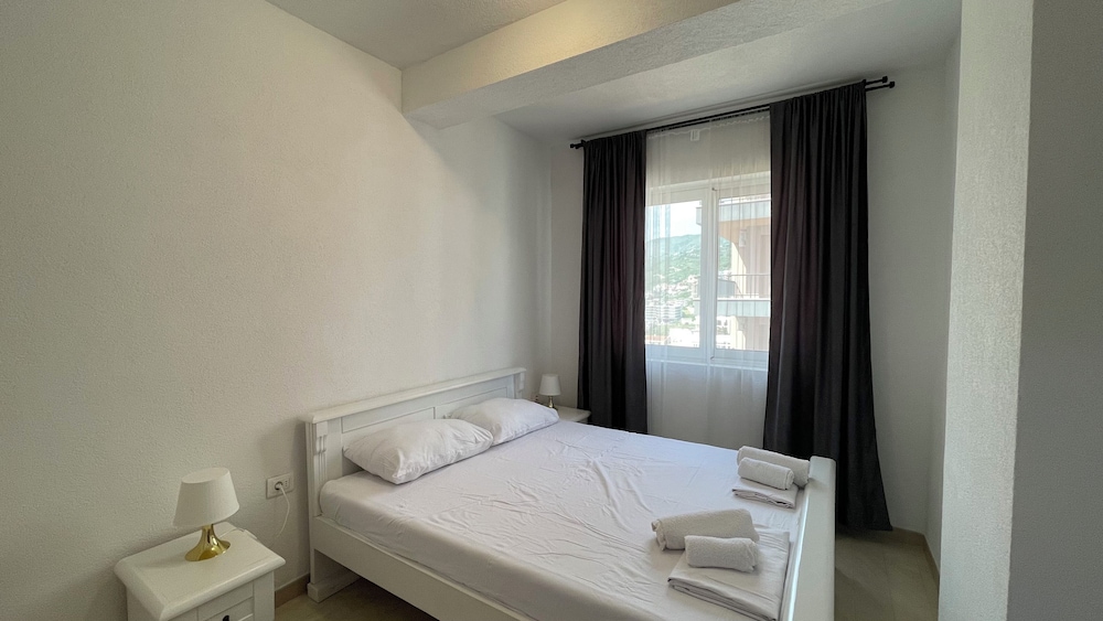 Deluxe Apartment, Partial Sea View