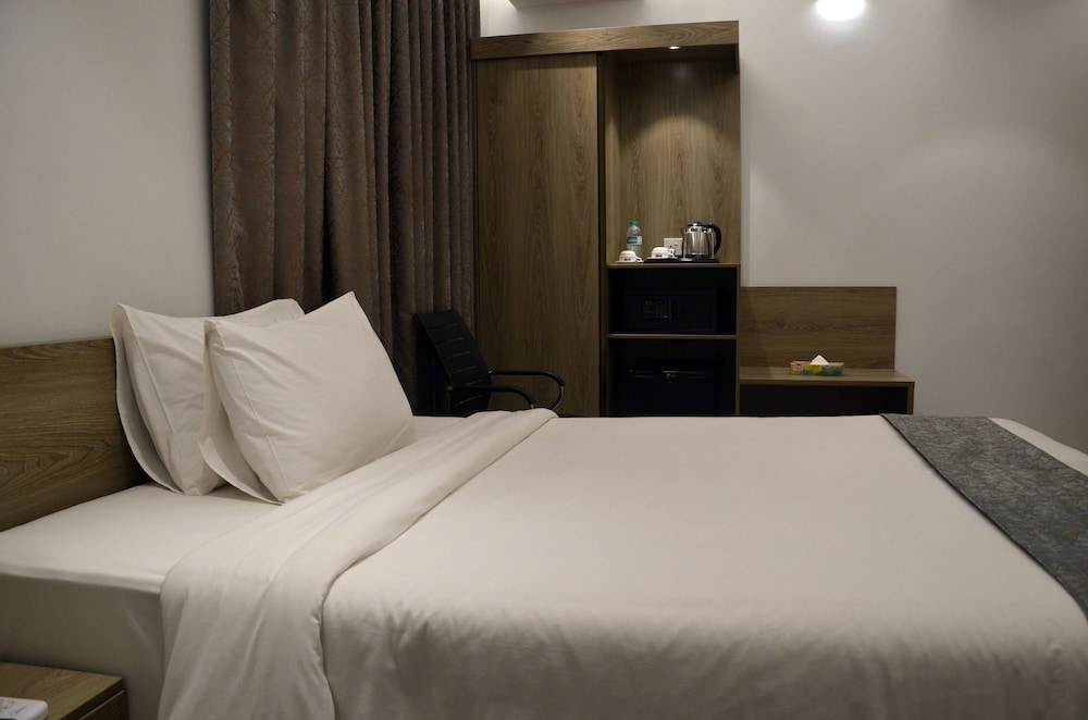 Deluxe Queen Room - Photo 3