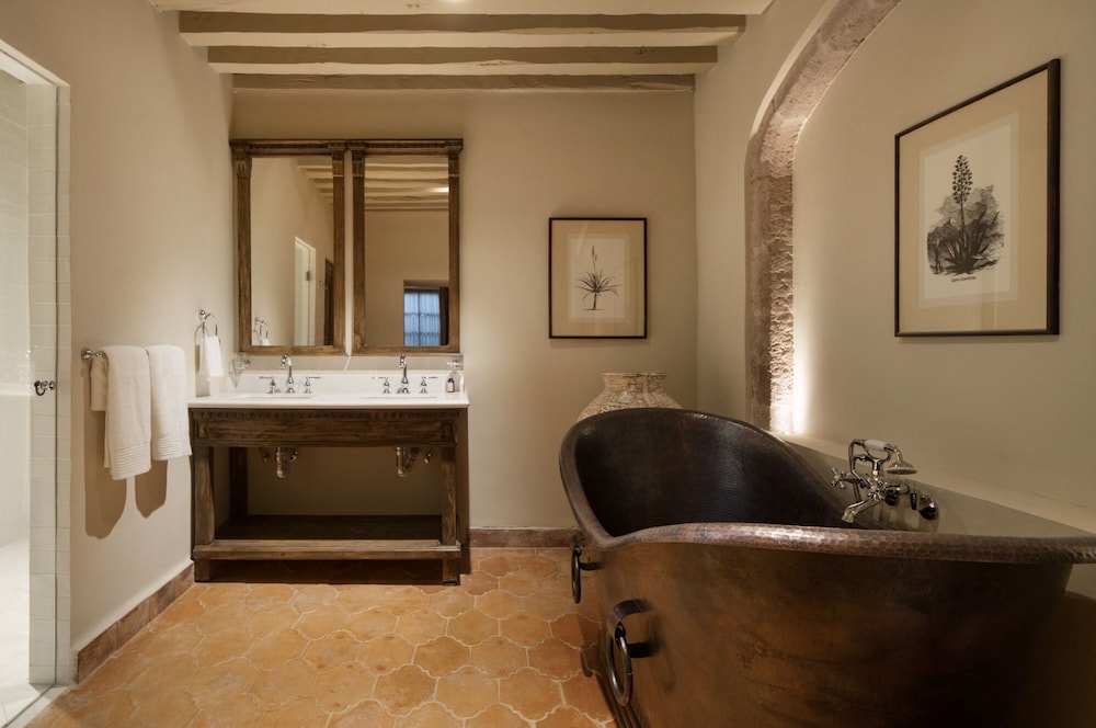 Deluxe Suite - Photo 2