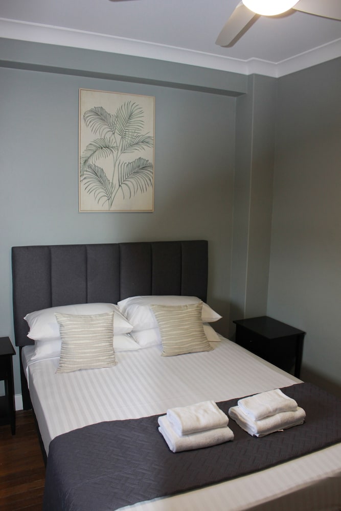 Queen Room (Shared Bathroom) photo 2