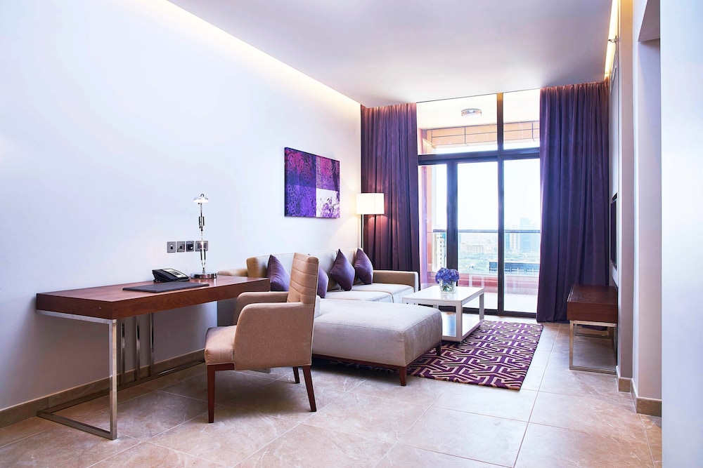 One-Bedroom Suite City View King / Twin Bed with Free Shuttle Beach Transfer, Next to Metro Station photo 2