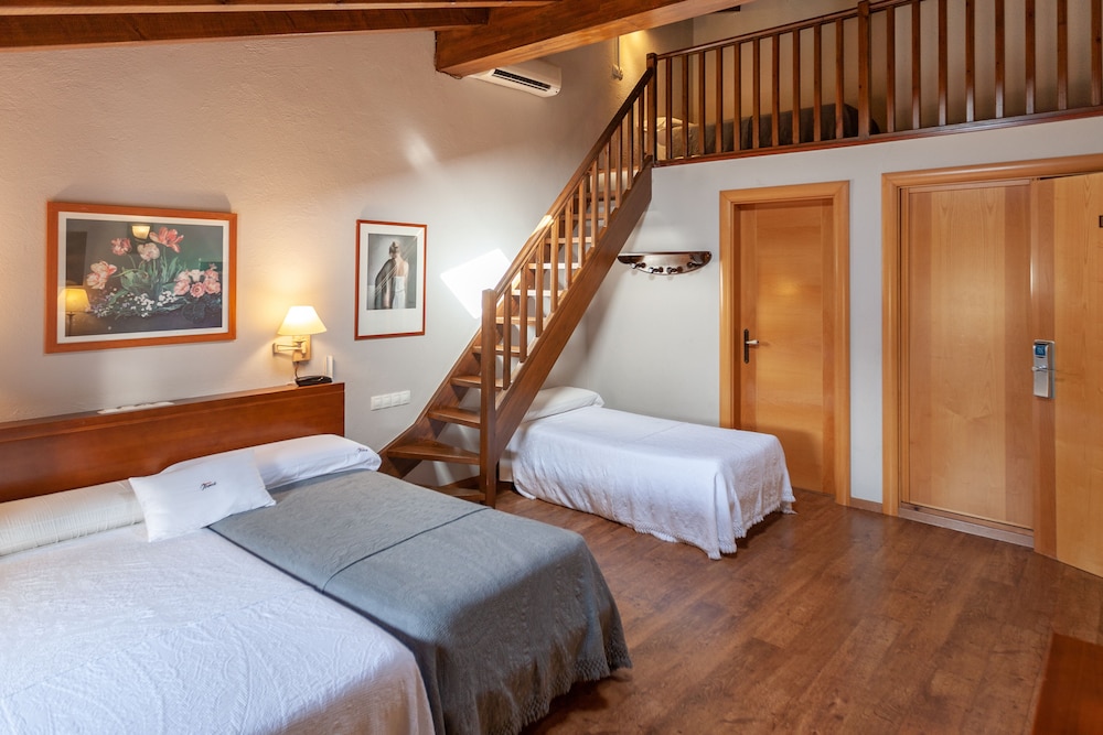 Family Quadruple Room, Balcony, Mountain View photo 2
