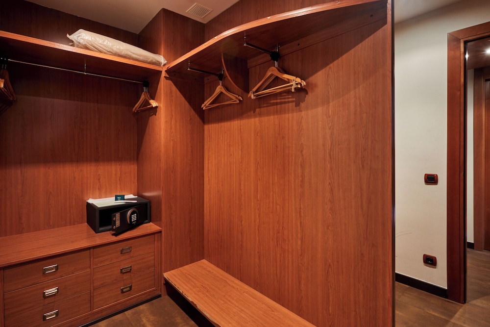 Junior Suite, Balcony (1 Adult) - Photo 8