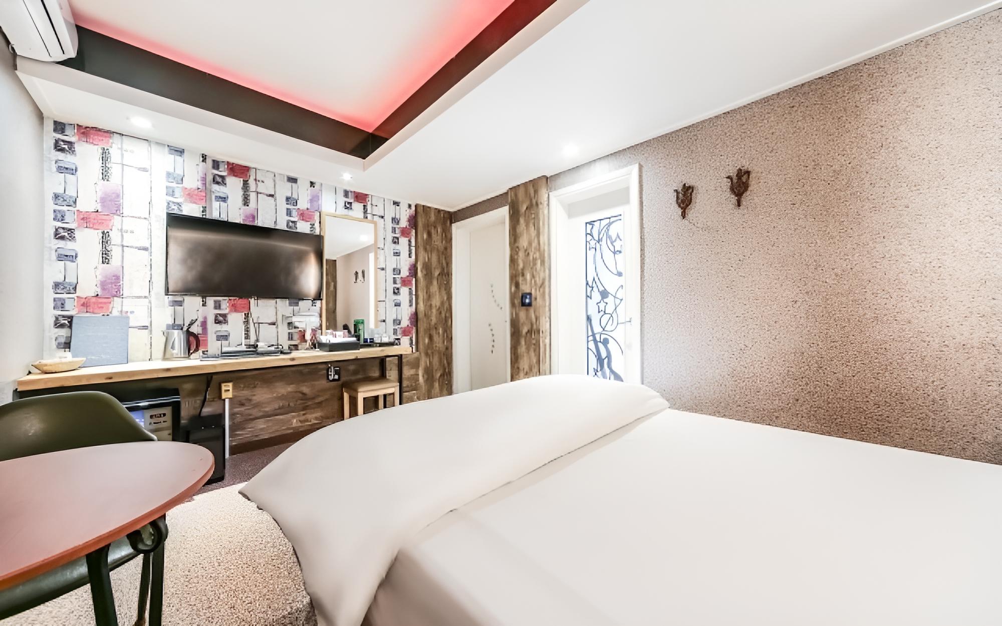 Room (Standard) - Photo 8