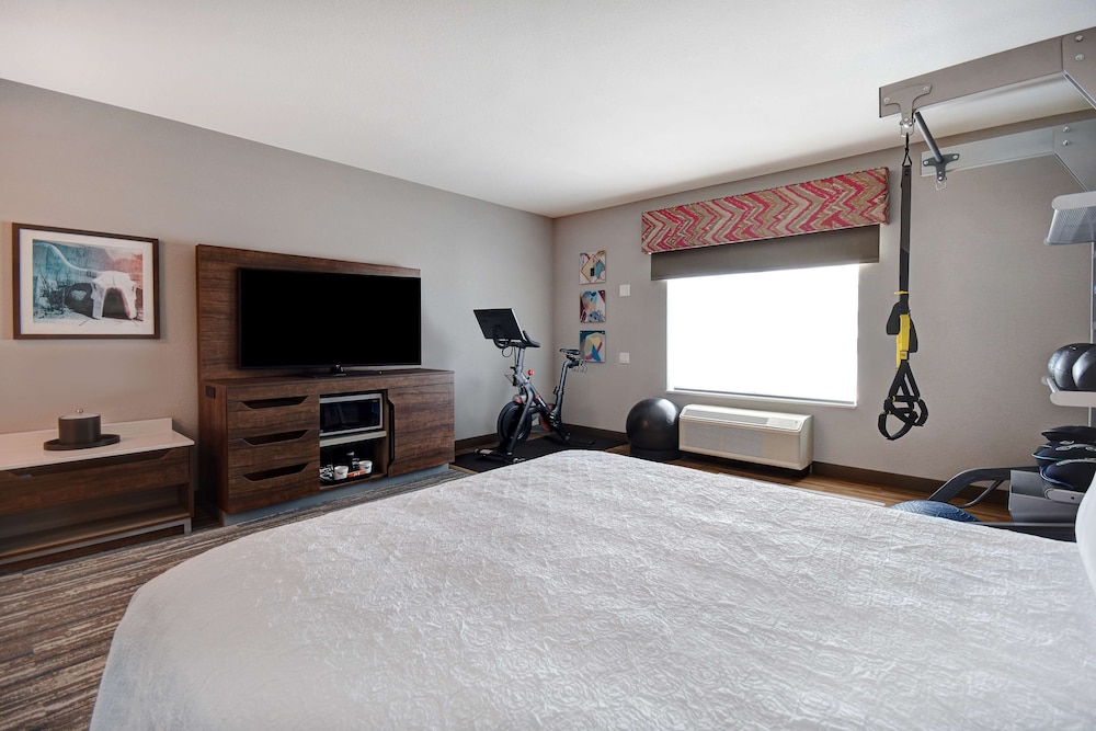 Room, 1 Queen Bed, Bathtub (Mobility, Fitness) - Photo 3