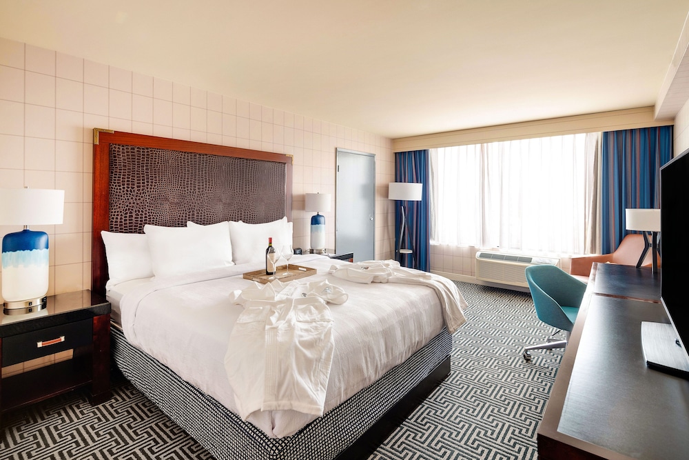 Premium Room, 1 King Bed, Refrigerator & Microwave, Park View - Photo 1
