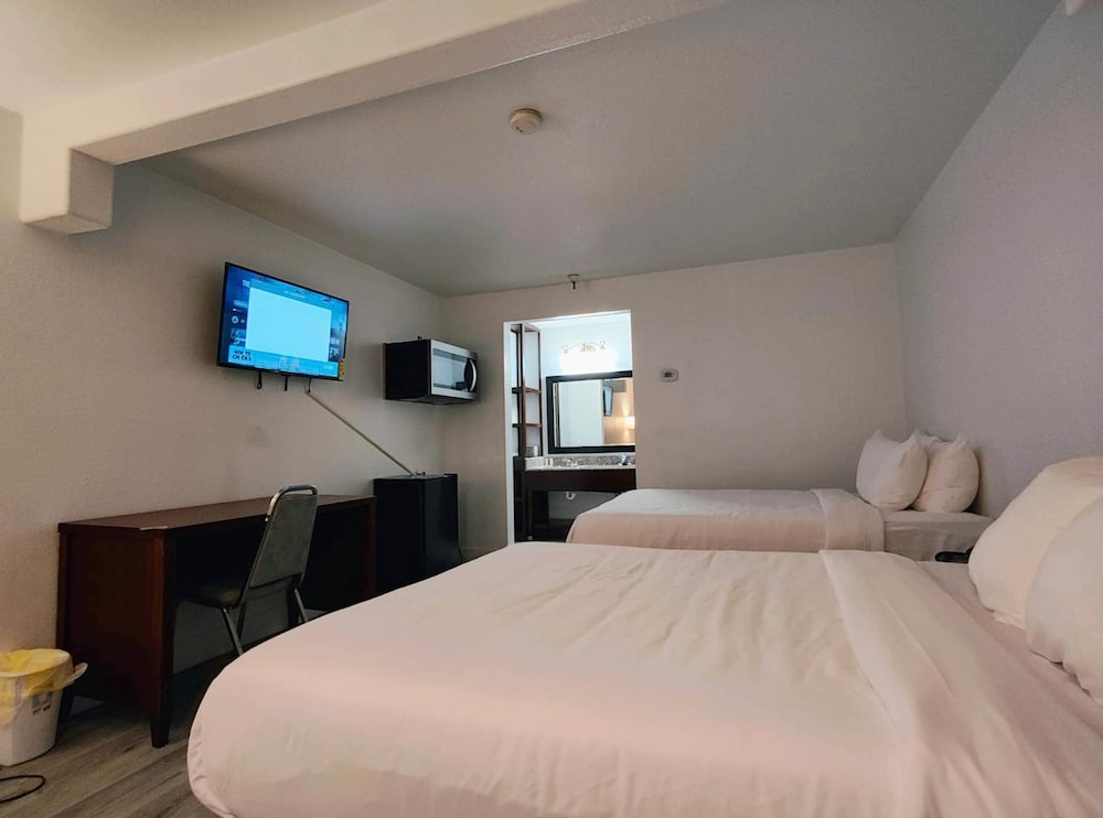 Room, 2 Queen Beds, Non Smoking photo 3