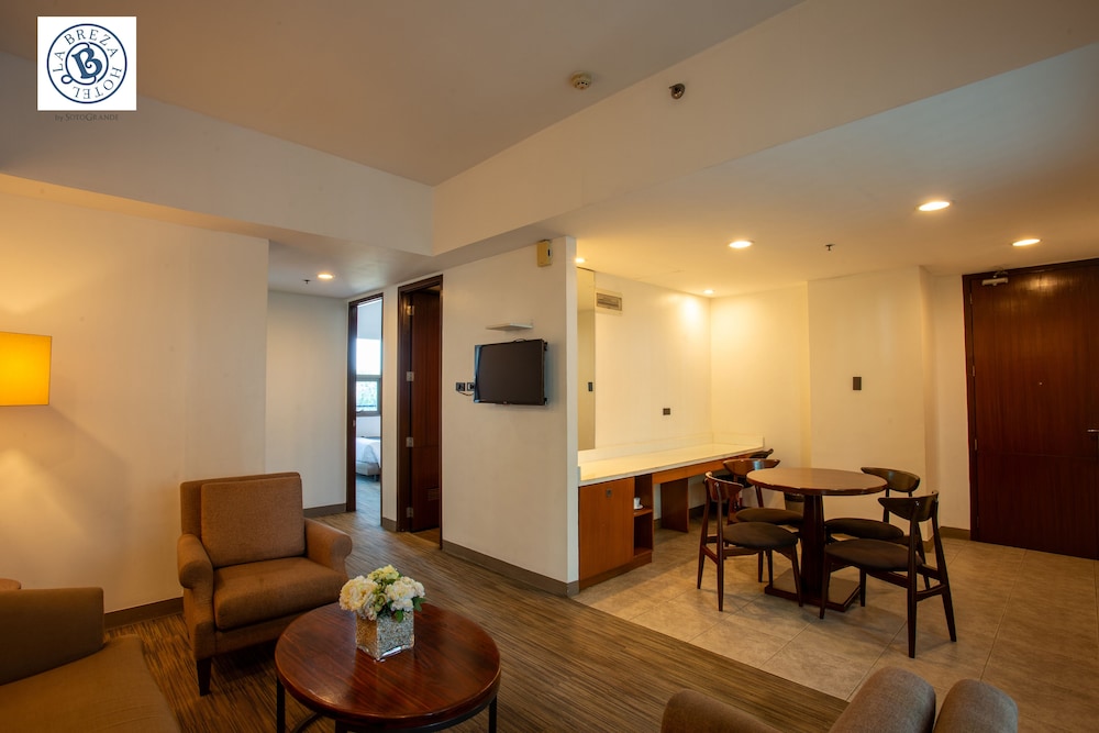 Suite, 2 Bedrooms - Photo 3