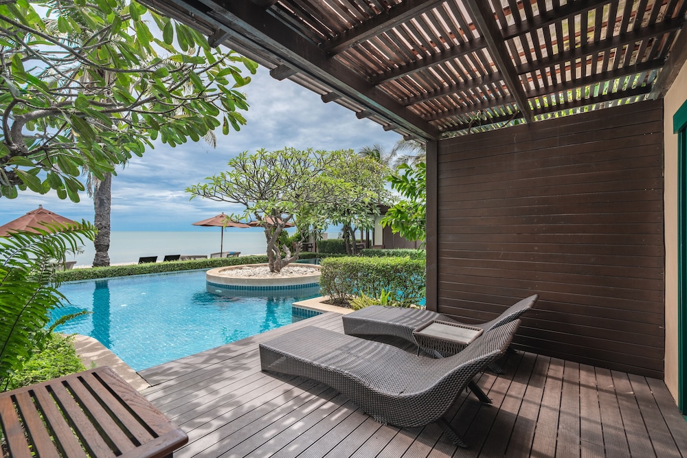 Beachfront Pool Access Suite - Photo 9