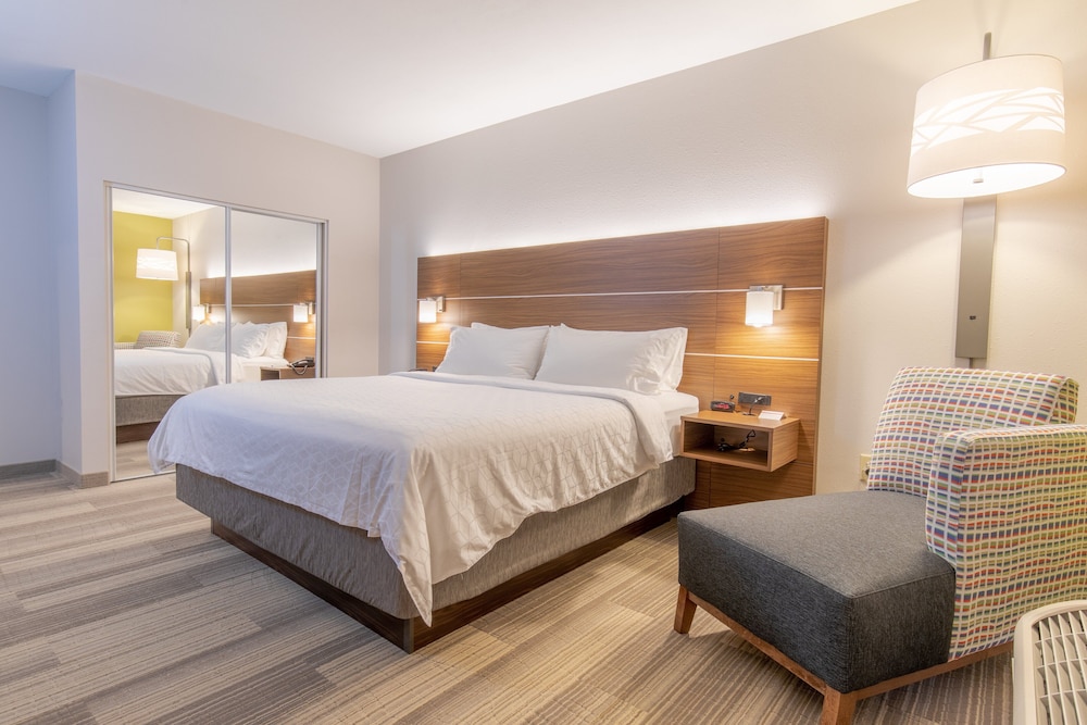 Suite - Photo 1