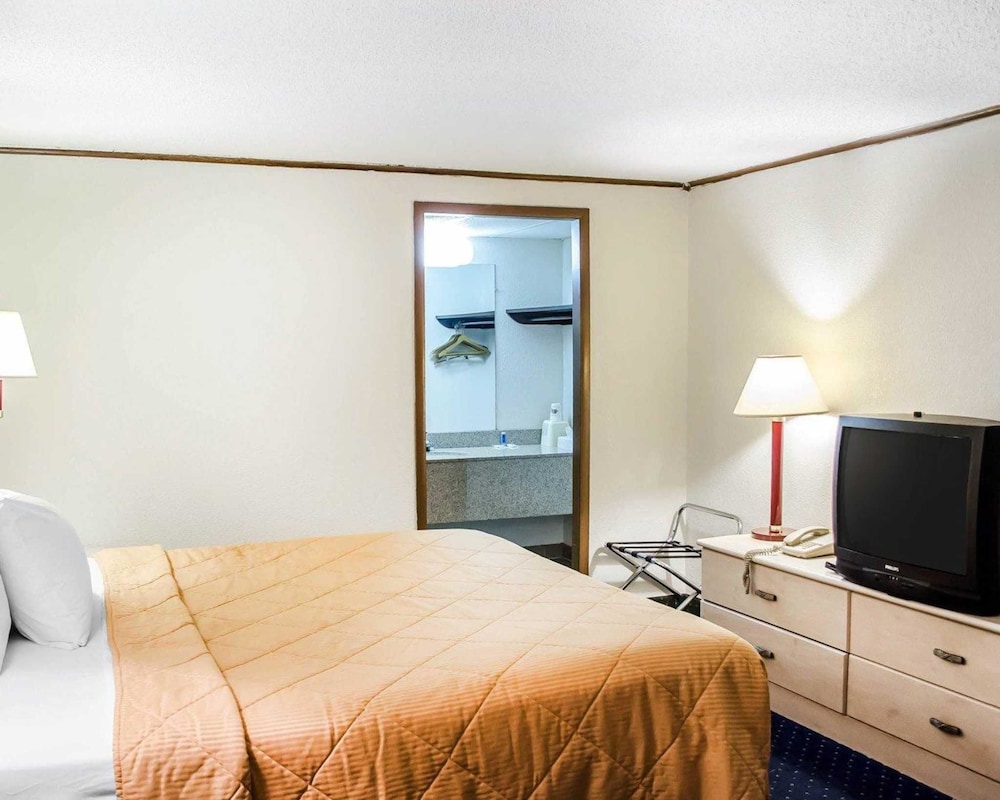 Standard Room, 1 King Bed, Non Smoking - Photo 3