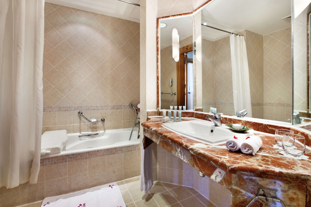 Room, 2 Twin Beds (Pool Floor) - Photo 6