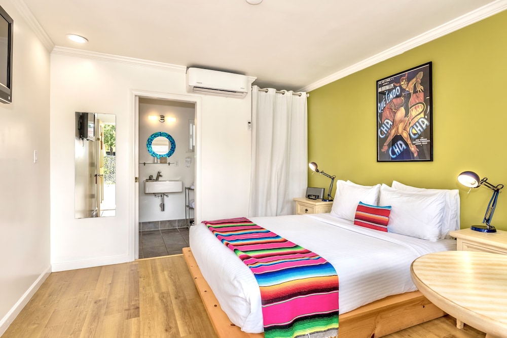 Deluxe Room, 1 Queen Bed photo 3