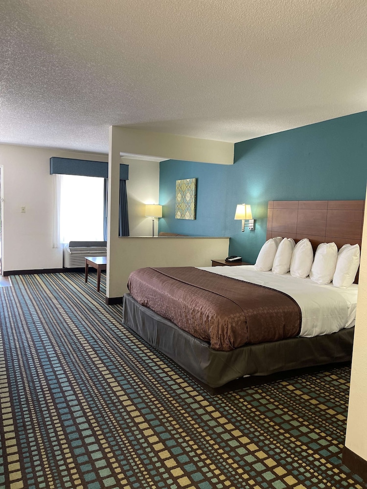 Suite, 1 King Bed, Non Smoking, Refrigerator & Microwave - Photo 3