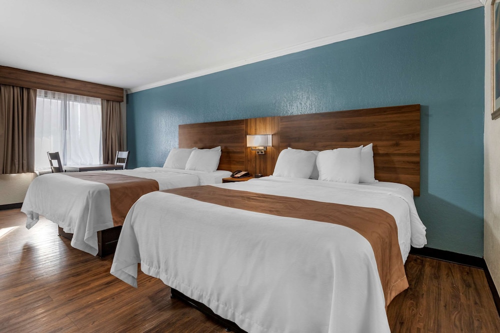 Standard Room, 2 Queen Beds, Non Smoking - Photo 5