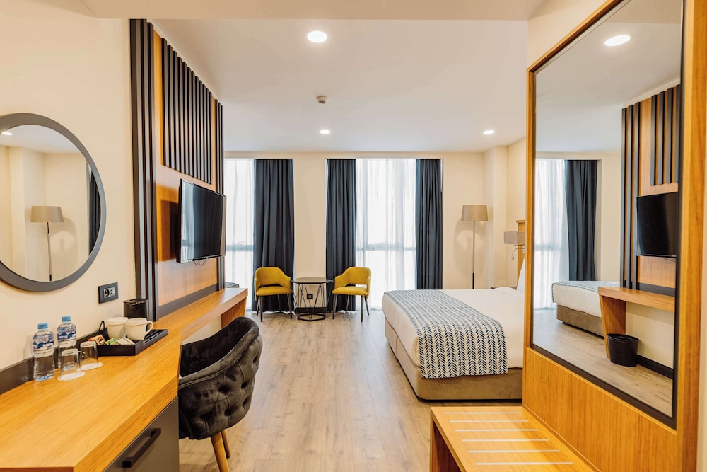 Standard Room, Multiple Beds, Accessible, Non Smoking - Photo 6